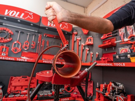 Усиленный ремешковый ключ VOLL для труб D до 220 мм в работе